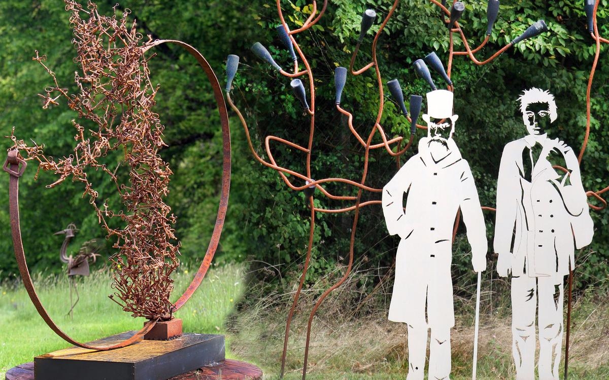 Um jardim decorado com esculturas em homenagem a Arthur Rimbaud