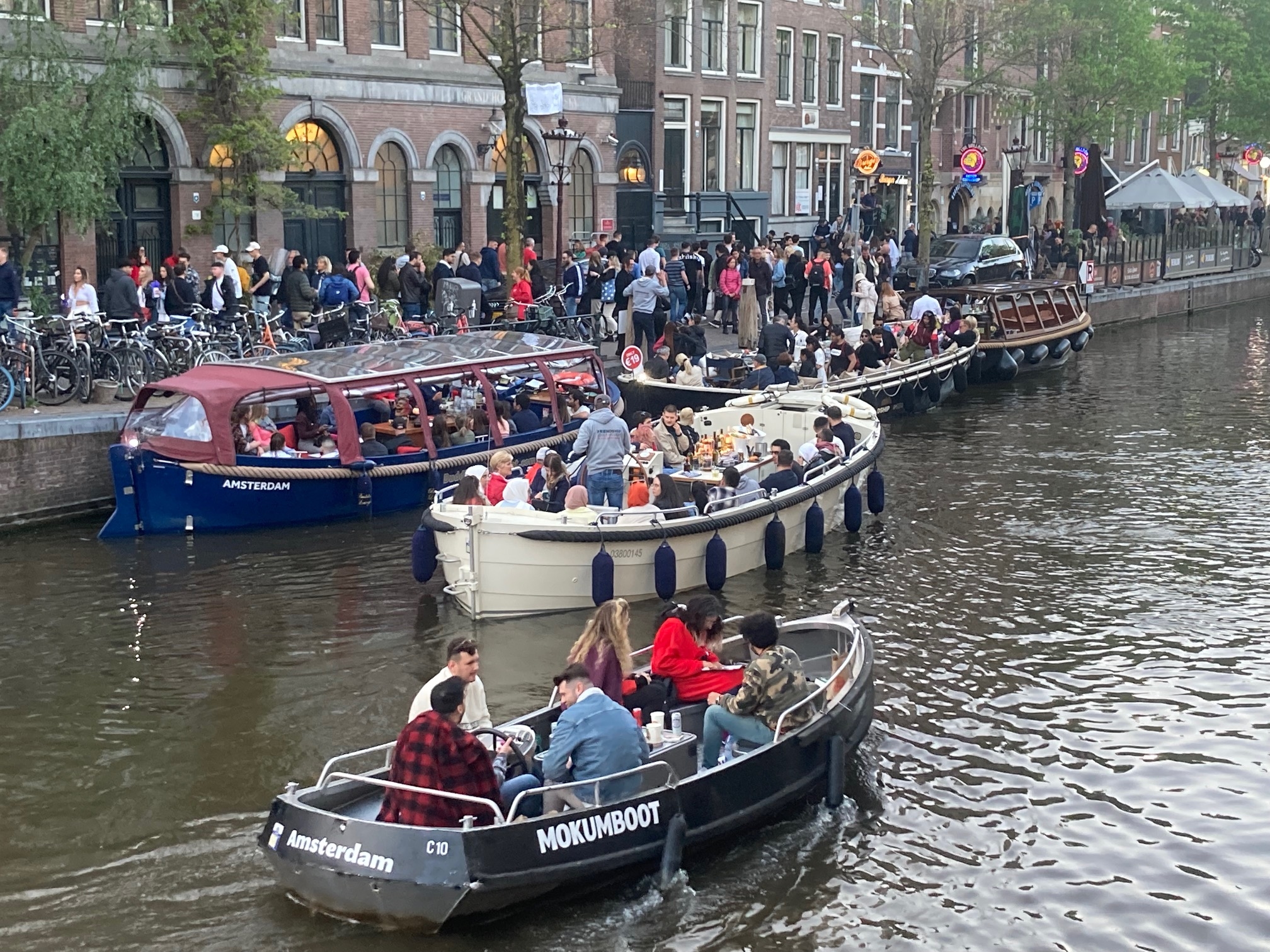 Noites turísticas em Amsterdã chegam a 23 milhões, ultrapassando o limite da cidade