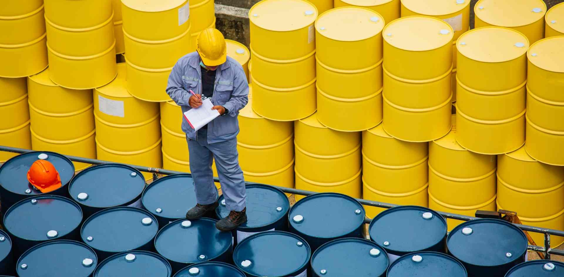 Los precios del petróleo caen a pesar de las altas tensiones entre Irán e Israel. El riesgo de escalada sigue siendo alto.