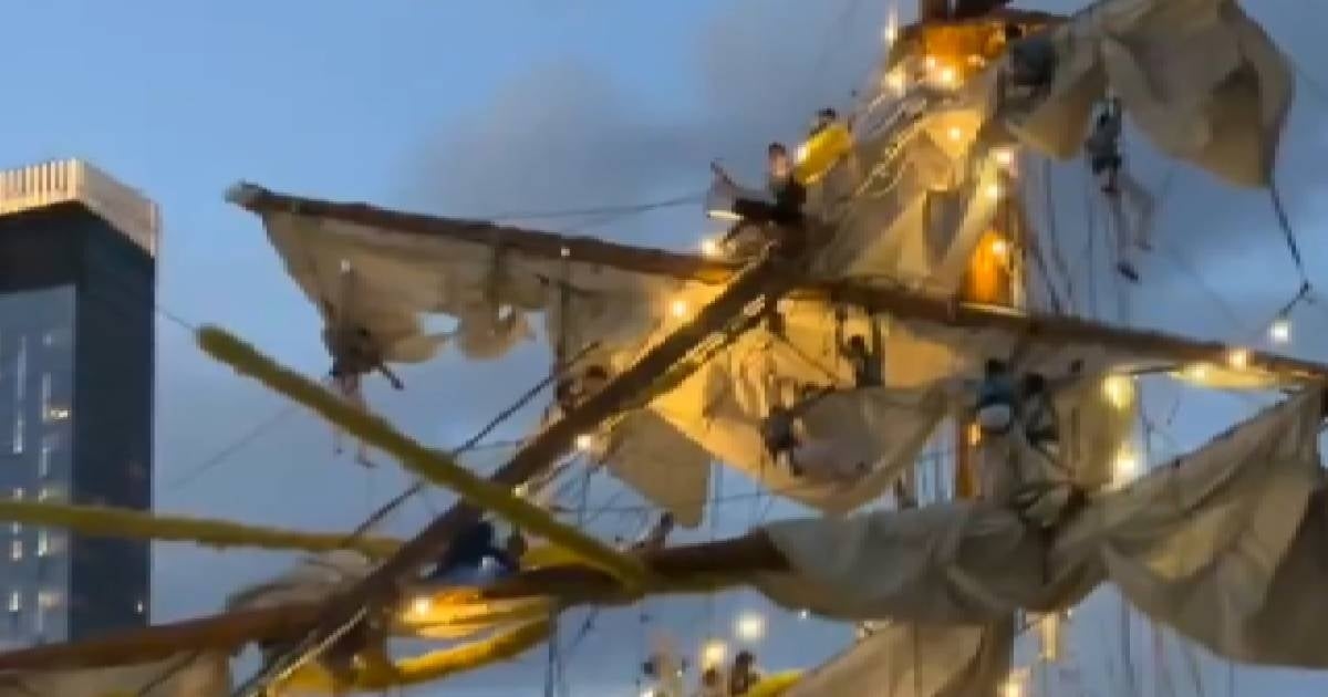 Mueren dos tripulantes del Buque Cuauhtémoc tras chocar con el Puente de Brooklyn. VIDEOS