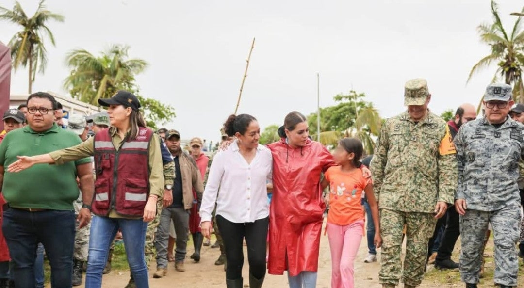Evelyn Salgado visits areas affected by Hurricane Erika on the Costa Chica