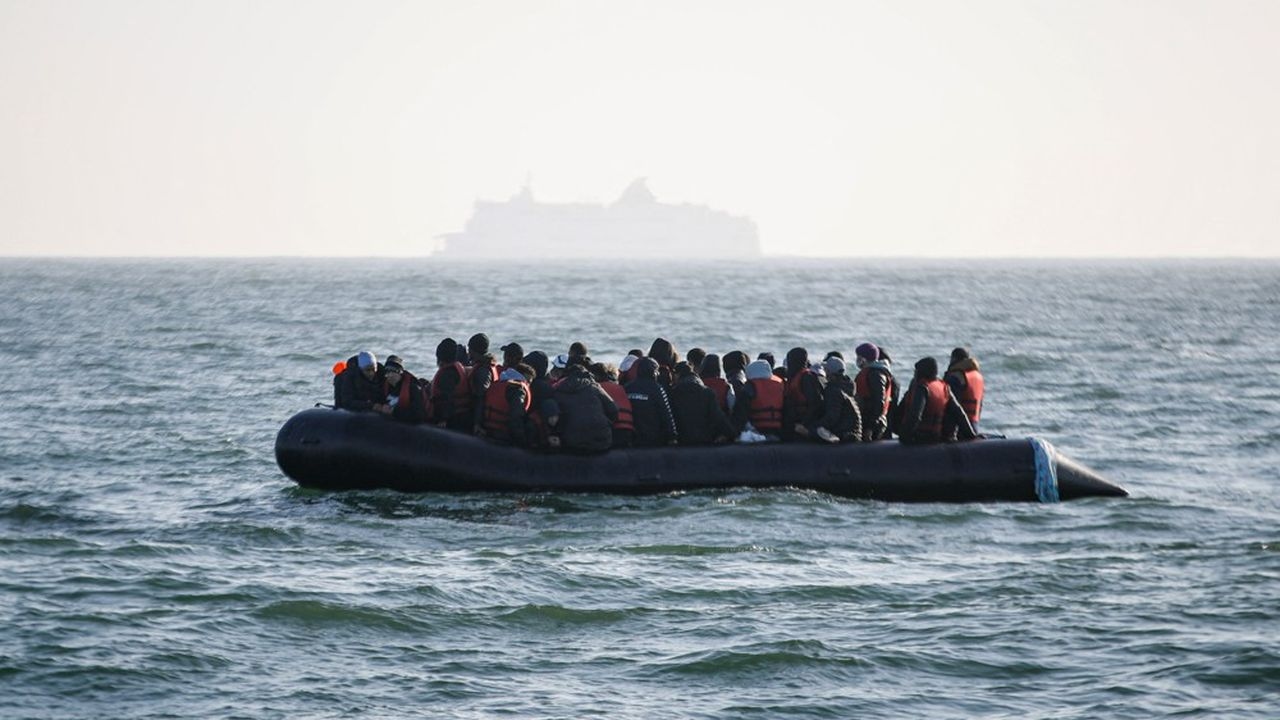 Migratiecrisis in het Noorden. Een nieuwe strategie voor smokkelaars: frauduleus gebruik van reddingsdiensten om kleine boten te 'escorteren'.