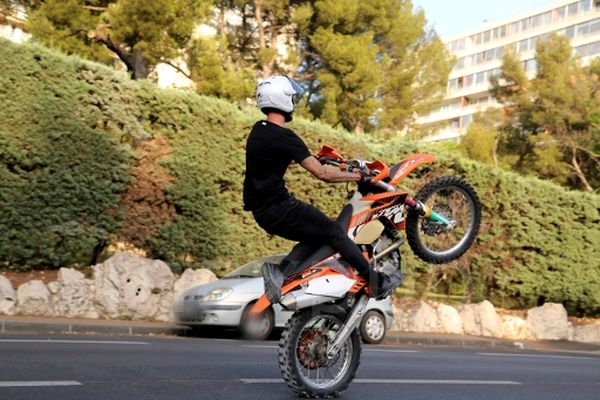 Neuves-Maisons (54): Şehirdeki bir rodeo sırasında bir motosikletli tarafından kasıtlı olarak vurulan bir polis memuru. Mağdurun bacağında "oldukça önemli kırıklar" meydana geldi