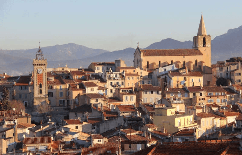 Aubagne (13): armado con una navaja suiza y una cadena, Youssef T., de 59 años, atacó violentamente a dos hombres mientras profería comentarios homófobos. «Una de las víctimas está hospitalizada».