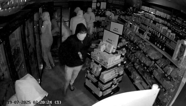 New scenes of urban violence in France... this time in Compiègne (60): around thirty hooded youths attack a police station before looting a tobacconist's