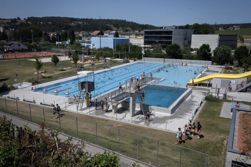 « Les fauteurs de troubles sont souvent issus des quartiers » : À Porrentruy (Suisse), suite à des incivilités répétée venant de jeunes Français frontaliers, la ville limite l’accès de sa piscine (MàJ : une mesure jugée « xénophobe et stigmatisante »)