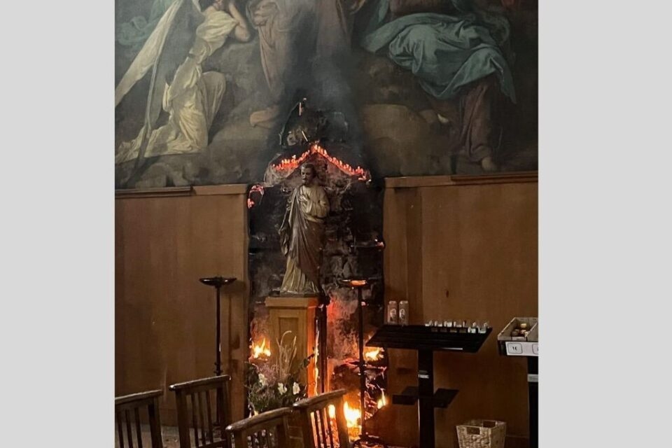 La iglesia de Notre-Dame des Champs (París 6) fue blanco de un ataque incendiario.