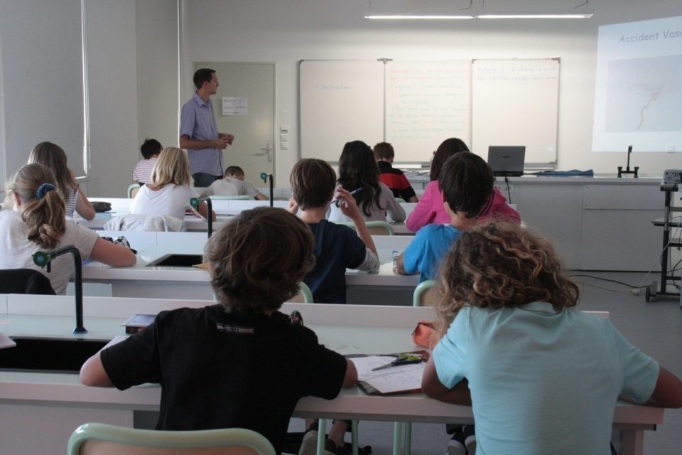 Moins de la moitié des élèves de 3ᵉ ont une maîtrise satisfaisante du français et des maths. Près de 17% n’ont pas le niveau de lecture attendu en CM2