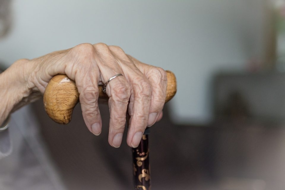 Marsella: Estrangulada, amenazada con un cuchillo, rociada con agua...: una mujer de 90 años fue atacada violentamente en su domicilio por dos ladrones.