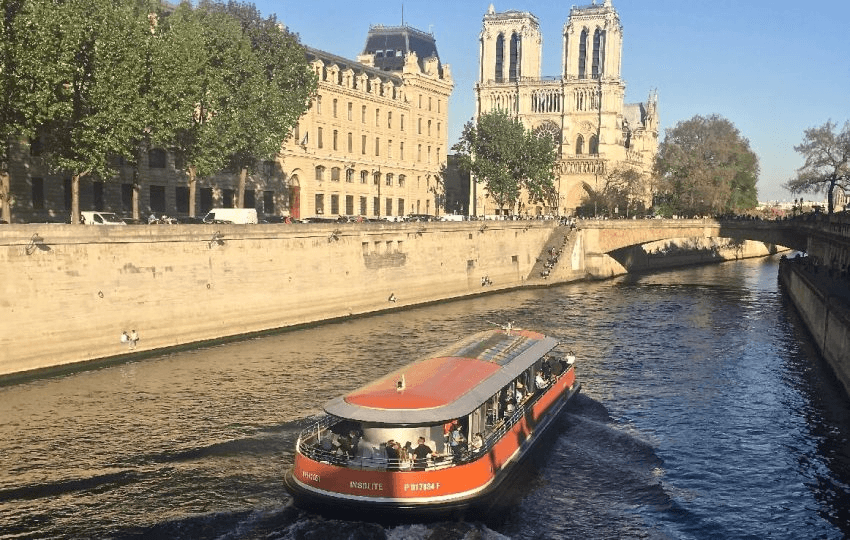 The opening of swimming in the Seine is disrupting the river's economy: this summer, cruise and freight barges will no longer be able to pass in front of Notre-Dame, a swimming spot, on Sundays and weekday mornings.