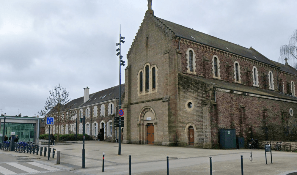 Rennes: Un extranjero ebrio, armado con un cuchillo, siembra el pánico en una capilla, pero los fieles logran someterlo. Se cree que es rumano.