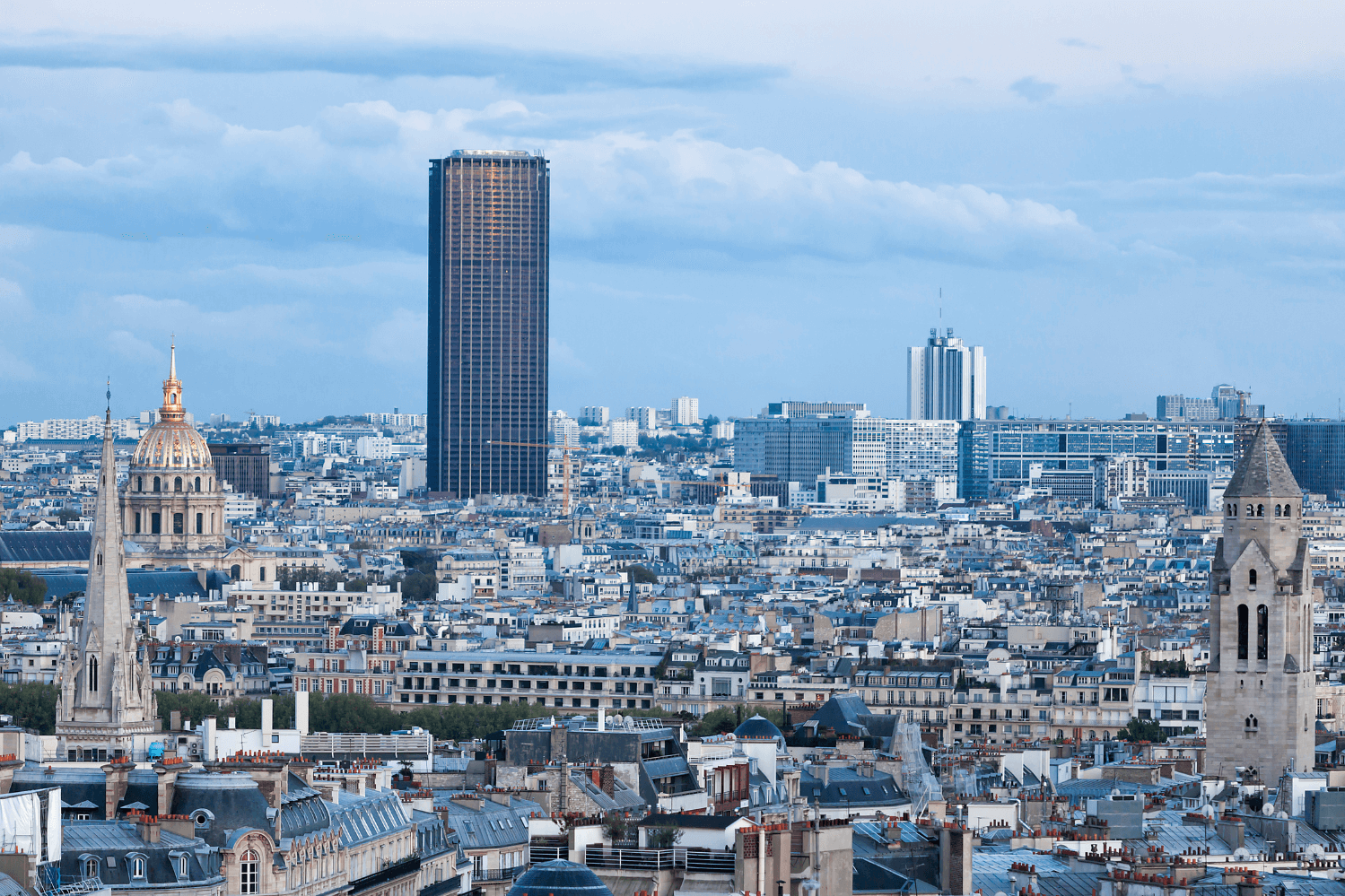 Paris (14th): Foreign tourists forced to their knees and robbed, with knives to their throats, in an Airbnb that was broken into. The two suspects on the run are of "North African descent."