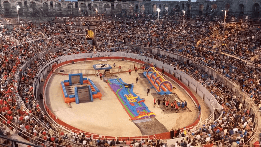 La productora de Nagui ha denunciado ante los tribunales al Arena de Arles por "parasitismo" tras organizar un espectáculo con juegos y acontecimientos con vacas consideradas similares a las de Intervilles.