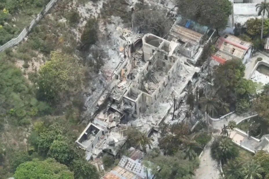 Haïti. L’hôtel Oloffson, véritable joyau de l’île construit au 19eme siècle selon le style français en “pain d’épice néogothique”, totalement détruit par incendie par les gangs