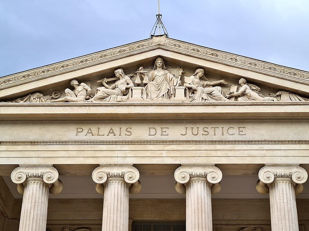 Marsella: El proxeneta de una joven de 15 años fue condenado a cuatro años de prisión, tres de ellos en suspenso. Cumplirá su condena mediante una pulsera electrónica, para desesperación de los padres de la víctima.