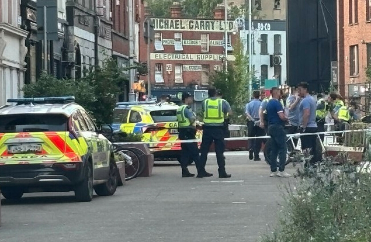 "Allah Akbar": En Dublín (Irlanda), un policía fue atacado con un cuchillo en la calle; el agresor investigado es Abdullah Khan, de 23 años y residente en la capital.