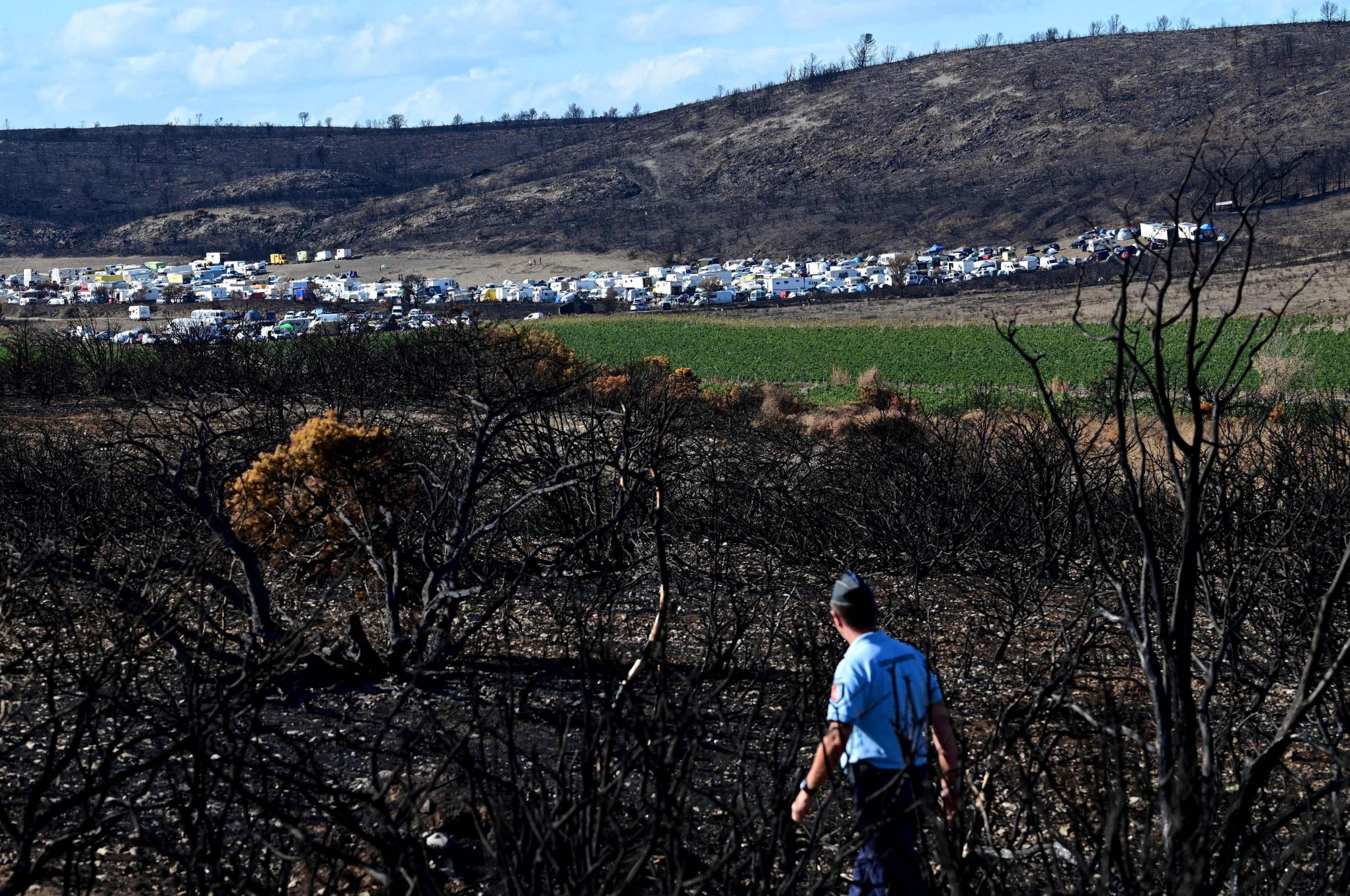 Fontjoncouse (11) : indignation et colère après l’organisation d’une rave party sur des terres ravagées par les incendies de cet été. “Des gens ont tout perdu ici et eux viennent danser ? Que le diable les emporte”