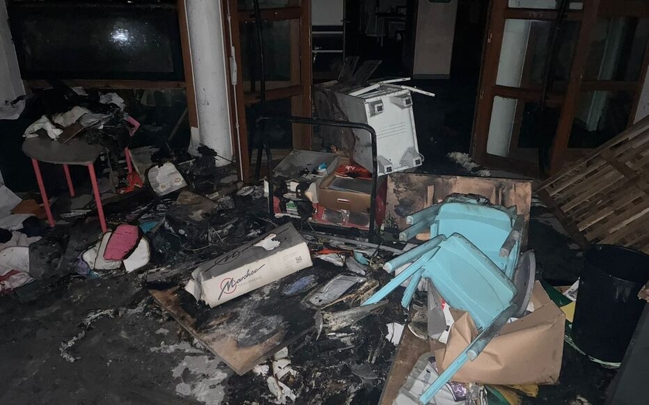 Saint-Denis (93): een jongerencentrum dat het doelwit is van een brand. Het gemeentehuis van de Socialistische Partij betreurt de "derde brandstichting gericht op een gemeentehuis" sinds begin dit jaar.