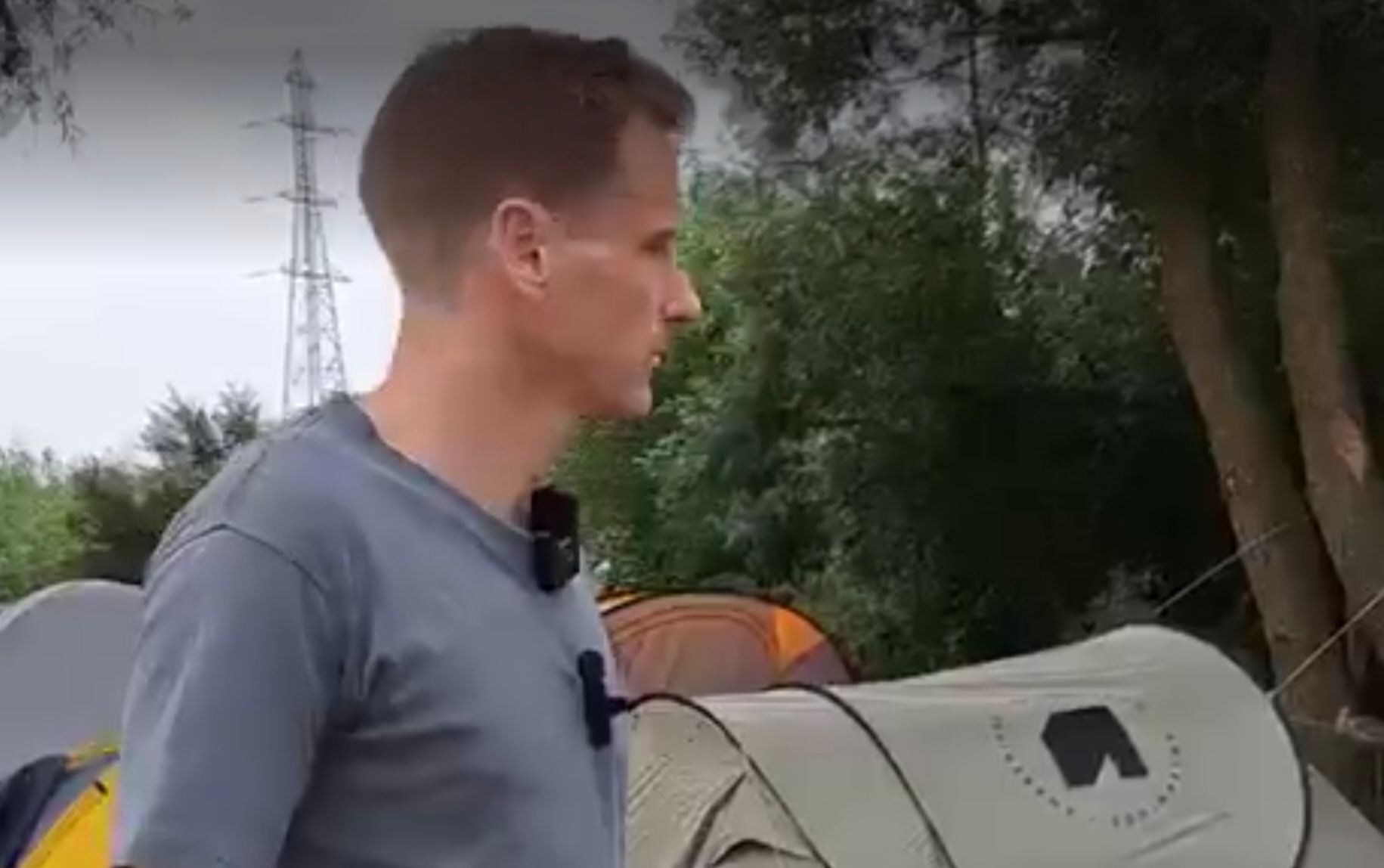 'Ayrılırken üzerimize cam şişeler atıldı': Calais yakınlarındaki göçmen kampını ziyaret eden İngiliz milletvekili pala ile tehdit edildi