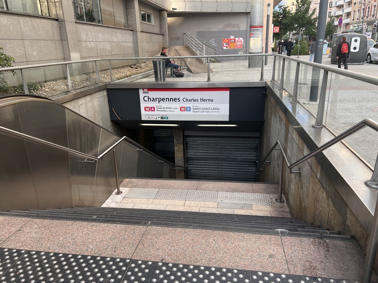 Villeurbanne (69): een Algerijnse dakloze man vermoord met een mes in het metrostation Charpennes