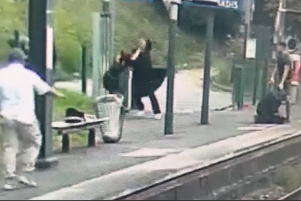 Meulan-en-Yvelines (78): Etekleri "çok kısa" olan ve kendilerini rahatsız eden bir baba ve kızı, istasyon platformunda İslami kıyafetli bir çift tarafından dövüldü ve soyuldu (Güncelleme: Tanıklık)