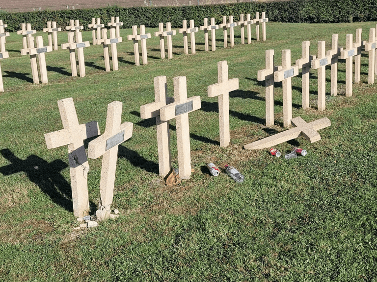 14-18ª Guerra Mundial: cruzes vandalizadas na necrópole nacional de Riche (57), que abriga os restos mortais de muitos soldados franceses