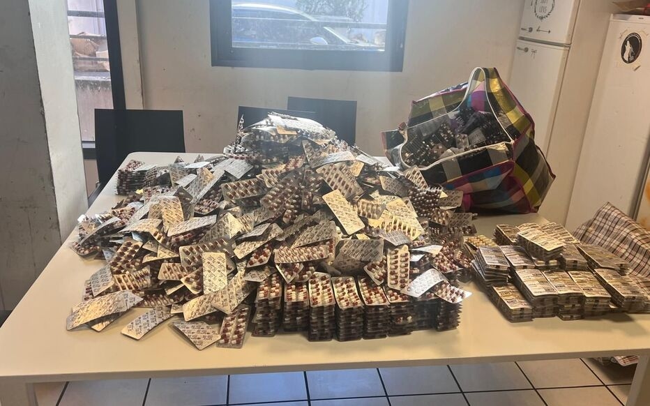 Saint Ouen (93). Arrestatie van twee Marokkaanse verkrachters van een Nederlandse vrouw (nog steeds ontkleed) in een gekraakt pand waar smokkelmedicijnen ter waarde van € 80.000 werden opgeslagen.