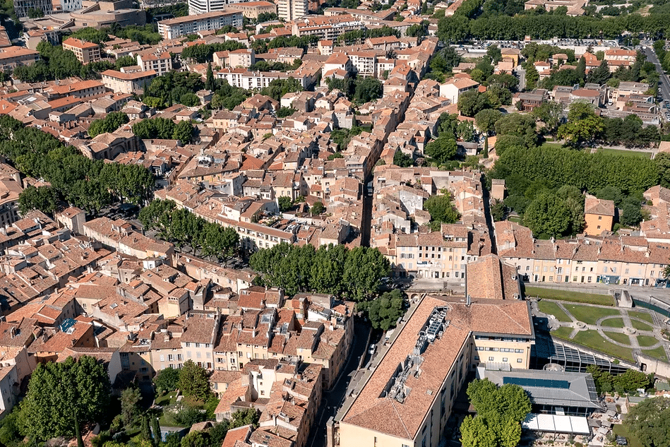 Aix-en-Provence (13): een zestigjarige man geslagen met geweerkolven en vastgebonden door inbrekers met een kap op, gewapend met een pistool en een aanvalsgeweer