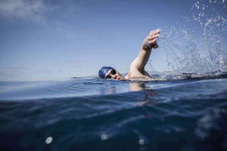 5 Tricks vom Profi: So überwindest du deine Angst beim Freiwasserschwimmen
