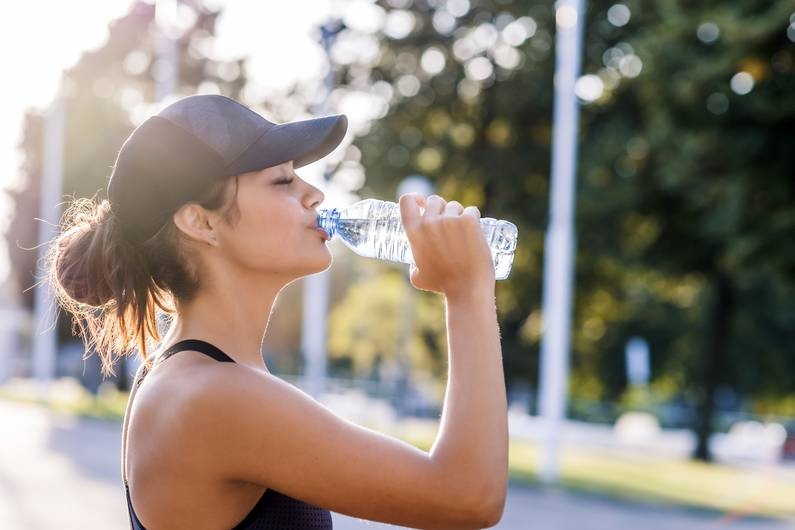 Pros and cons: Running with a cap in hot weather: Does it protect or trap heat?