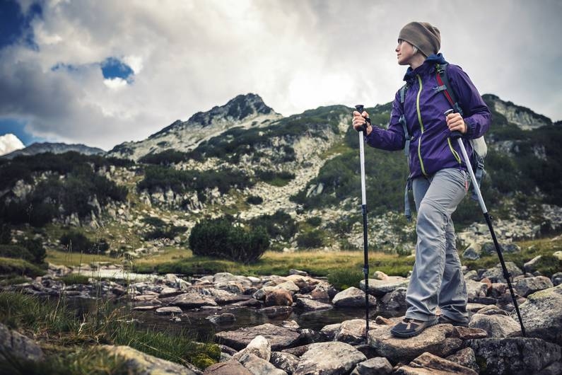 Pros y contras: ¿Los bastones de trekking son útiles o perjudiciales para tus caminatas?