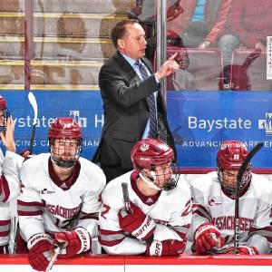El equipo de hockey de UMass da la bienvenida a tres transferencias para reforzar sus líneas delanteras.