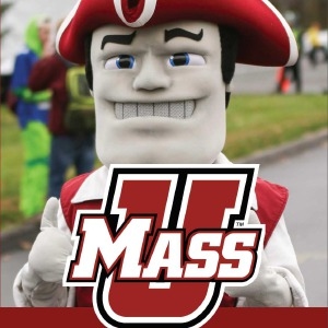 El exalumno Andrew Tuetken publica libros de historia que narran los deportes de la UMass durante las décadas de 2000 y 2010.
