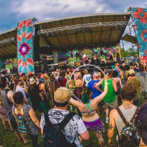 Noticias artísticas: Campamento Strangecreek en Greenfield, Valley Jazz Voices en Northampton y más
