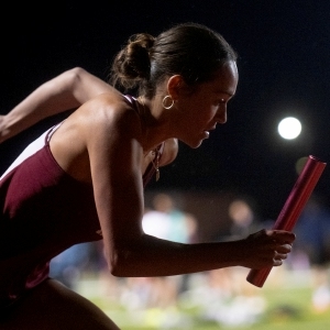 Sztafeta dziewcząt 4x400 z Amherst zmierza po tytuł na MIAA Meet of Champions