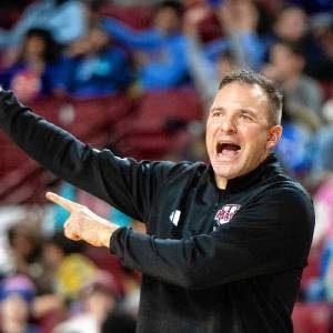 Trener drużyny koszykarskiej kobiet UMass Mike Leflar podpisał przedłużenie kontraktu