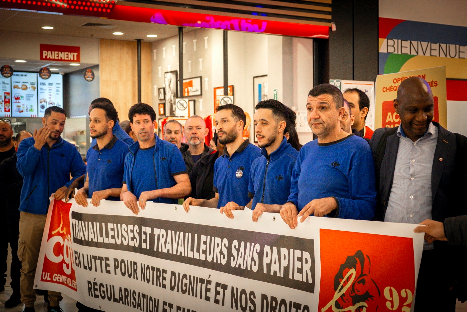 Extorsionados y luego despedidos, 7 empleados indocumentados de Carrefour ganan su caso tras la movilización de la CGT