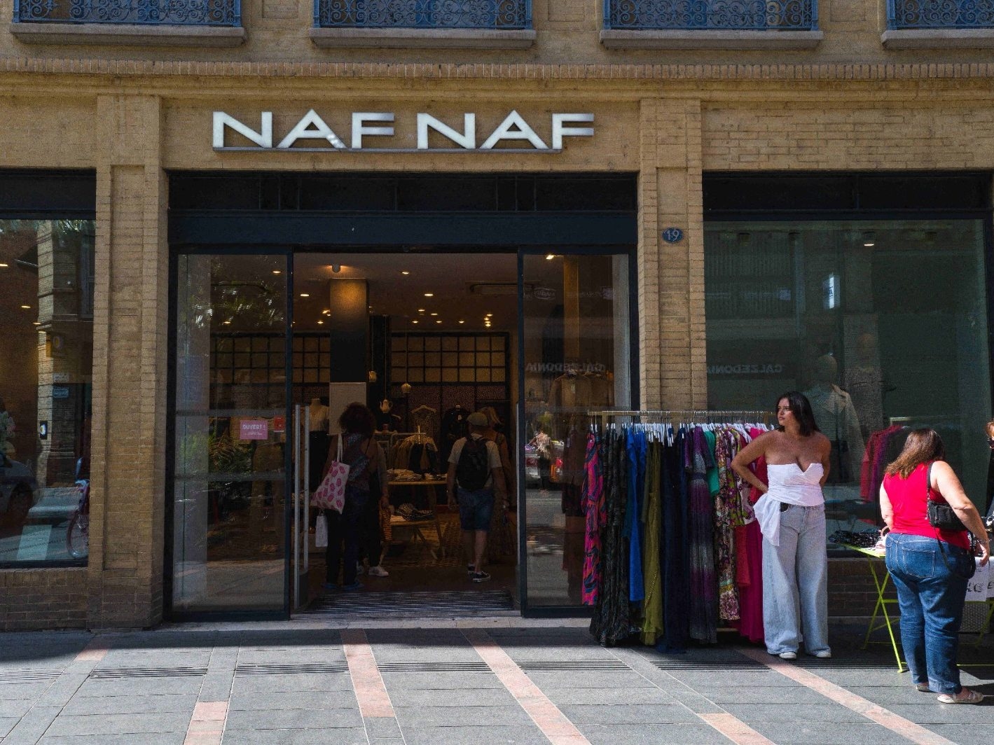"Werknemers opnieuw in een situatie van extreme onzekerheid": opnieuw een gerechtelijk herstel in zicht voor het merk Naf Naf