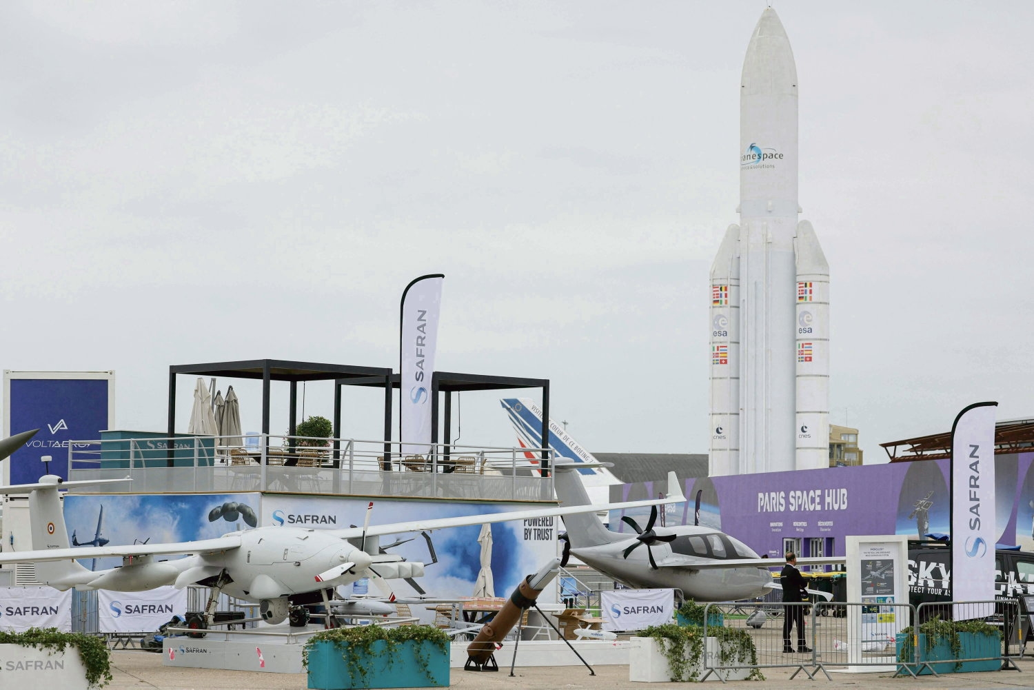 At the Paris Air Show, the aerospace sector succumbs to the siren call of start-ups and the market