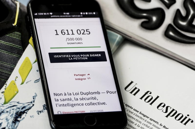 « Il faut entendre la colère » : comment la pétition contre la loi Duplomb fissure le « socle commun » de l’intérieur