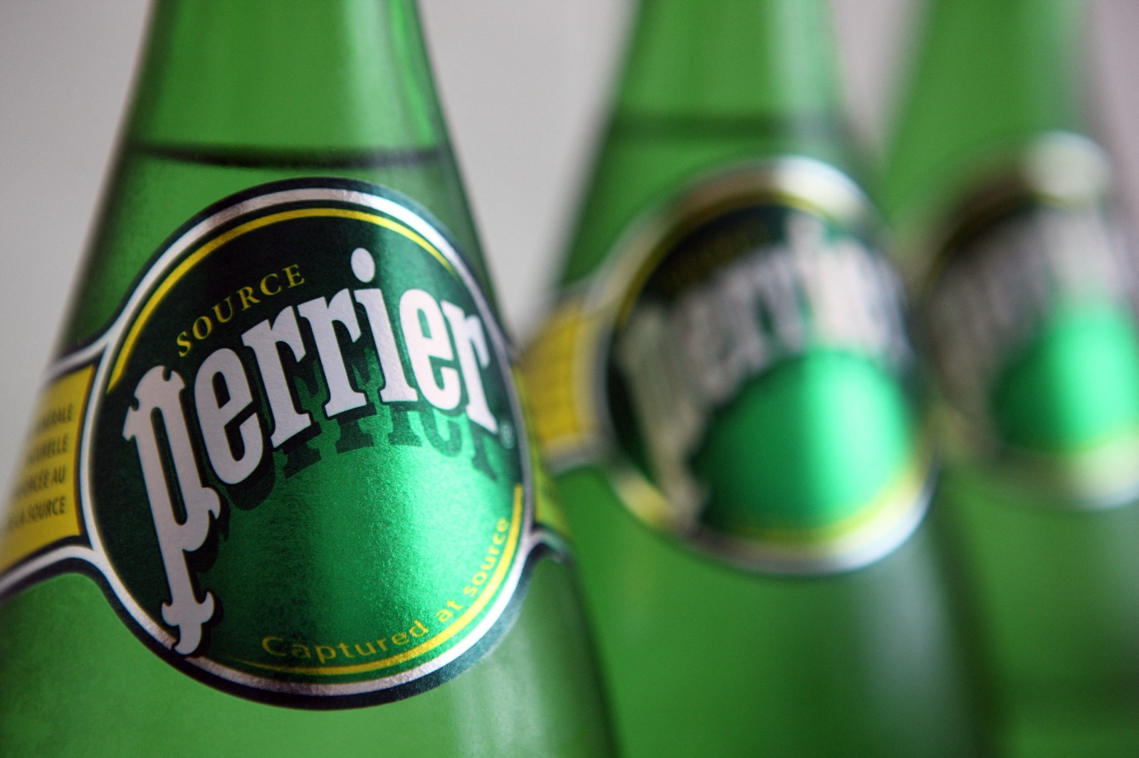 "It's not up to the employees to pay for the mineral water scandal," Perrier glassmakers are revived by hopes of a buyer