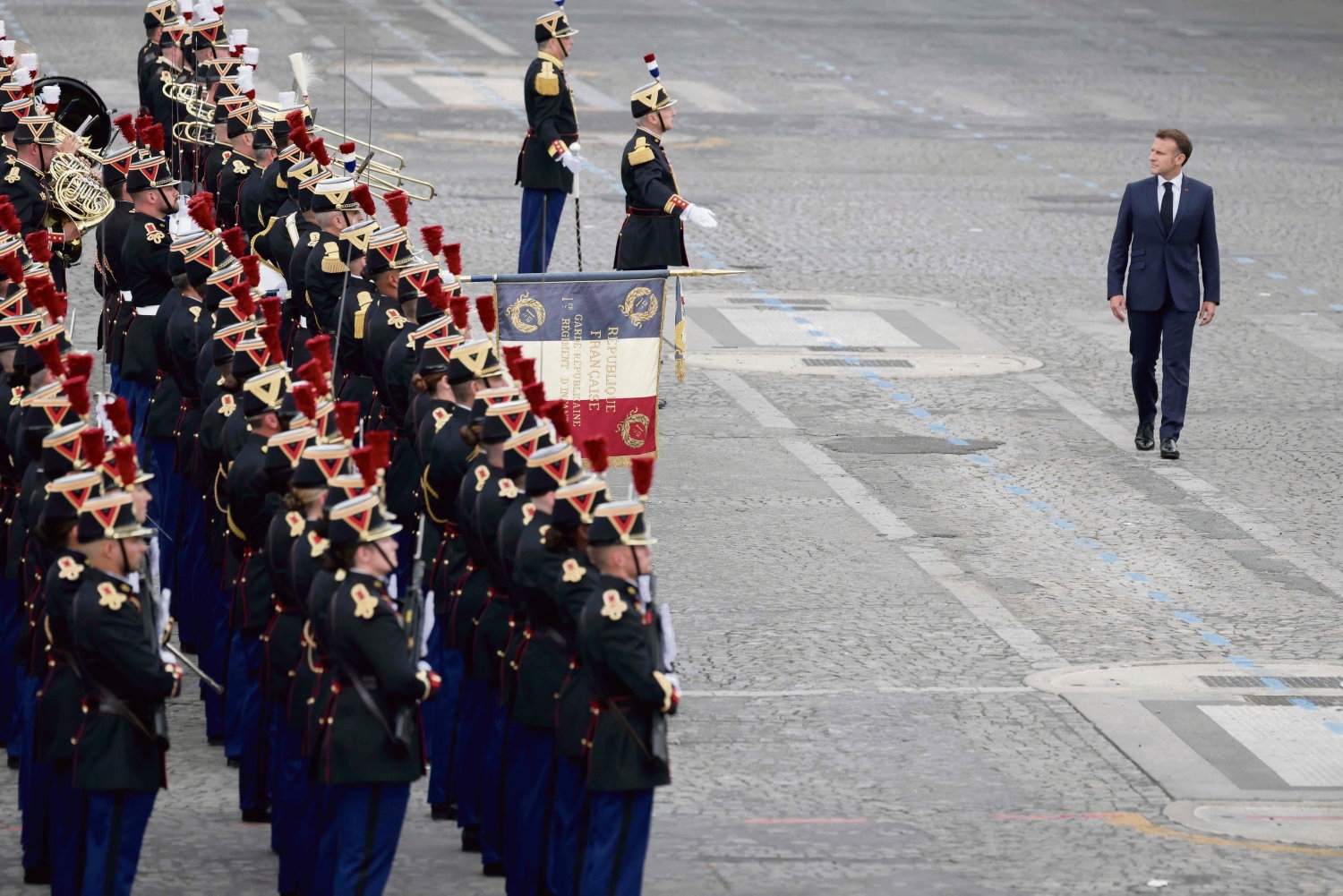 Wie betaalt de miljarden die het leger zal ontvangen? De verborgen gevolgen van Macrons militaristische keuze.