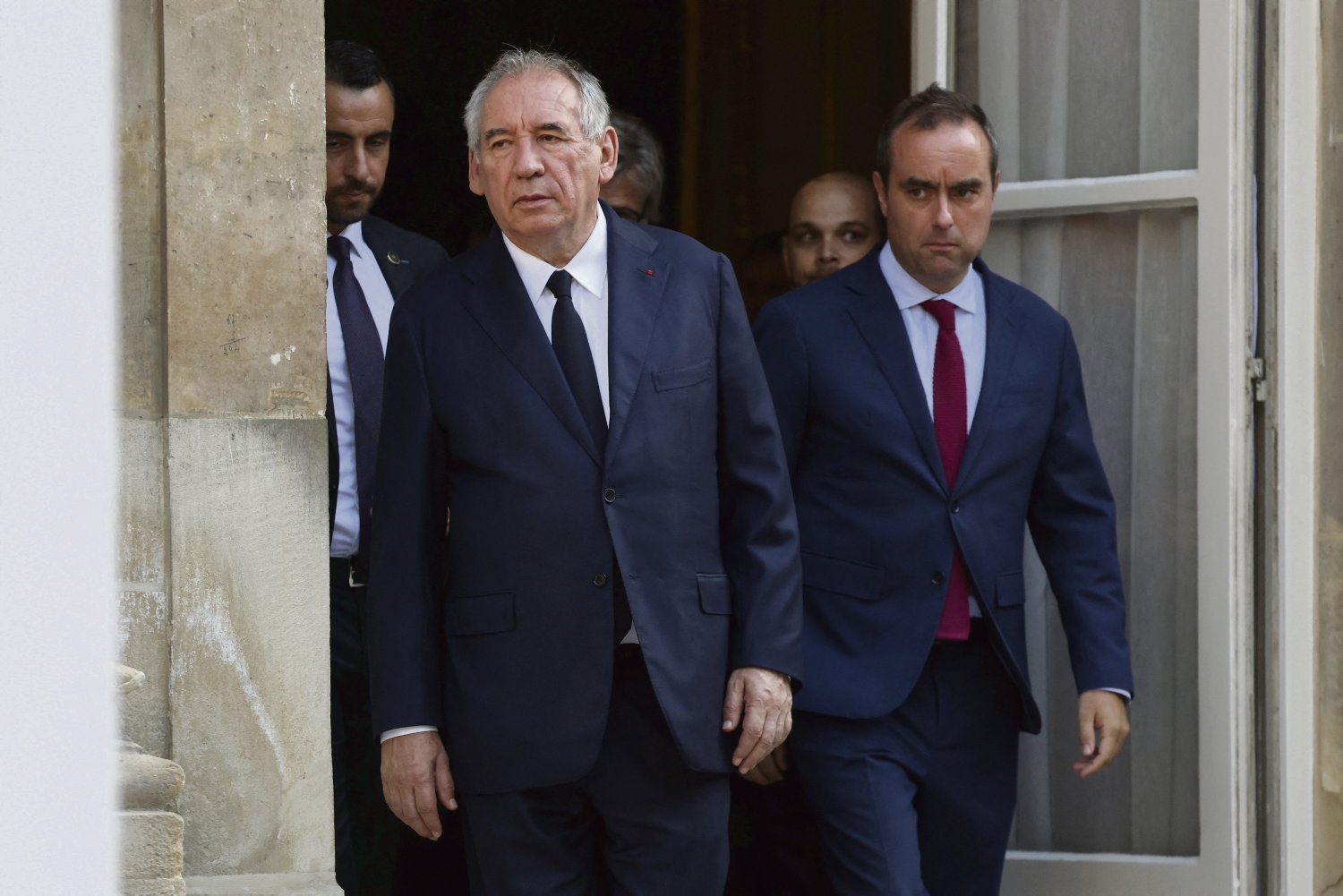 Begroting 2026: Tussen bezuinigingsmaatregelen voor de bevolking en hogere militaire uitgaven, krijgt François Bayrou te maken met parlementaire afkeuring