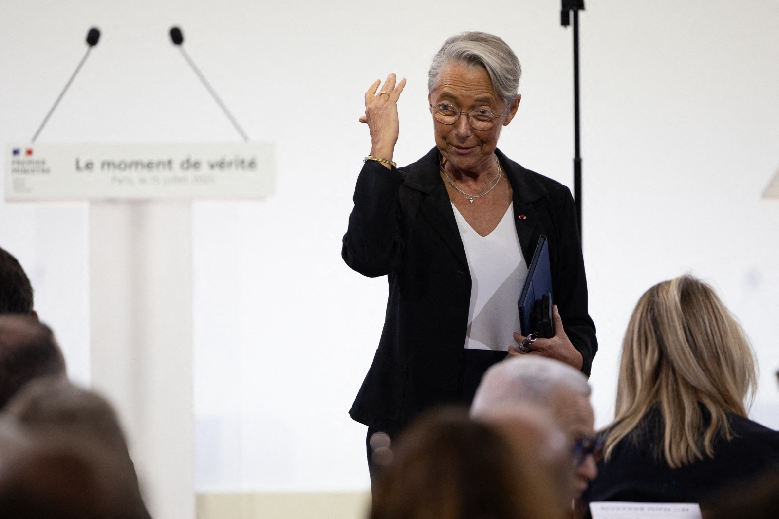 Regreso político: en medio de la niebla, Élisabeth Borne mantiene el rumbo... aunque evita cuidadosamente hablar del presupuesto.