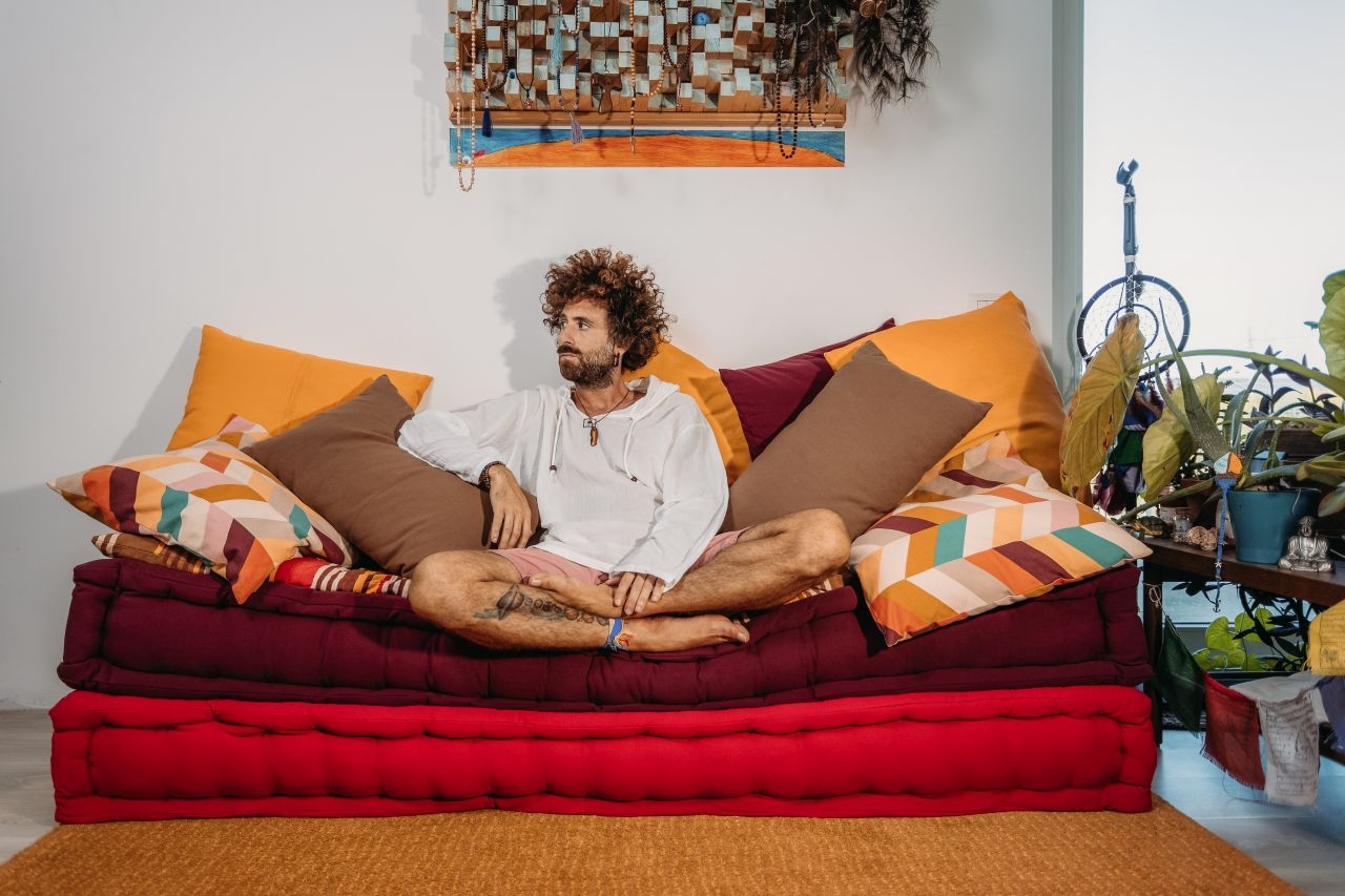 Gio Evan keert terug met “Spirito Guida”: een poëtische streling tussen spiritualiteit en lichtheid