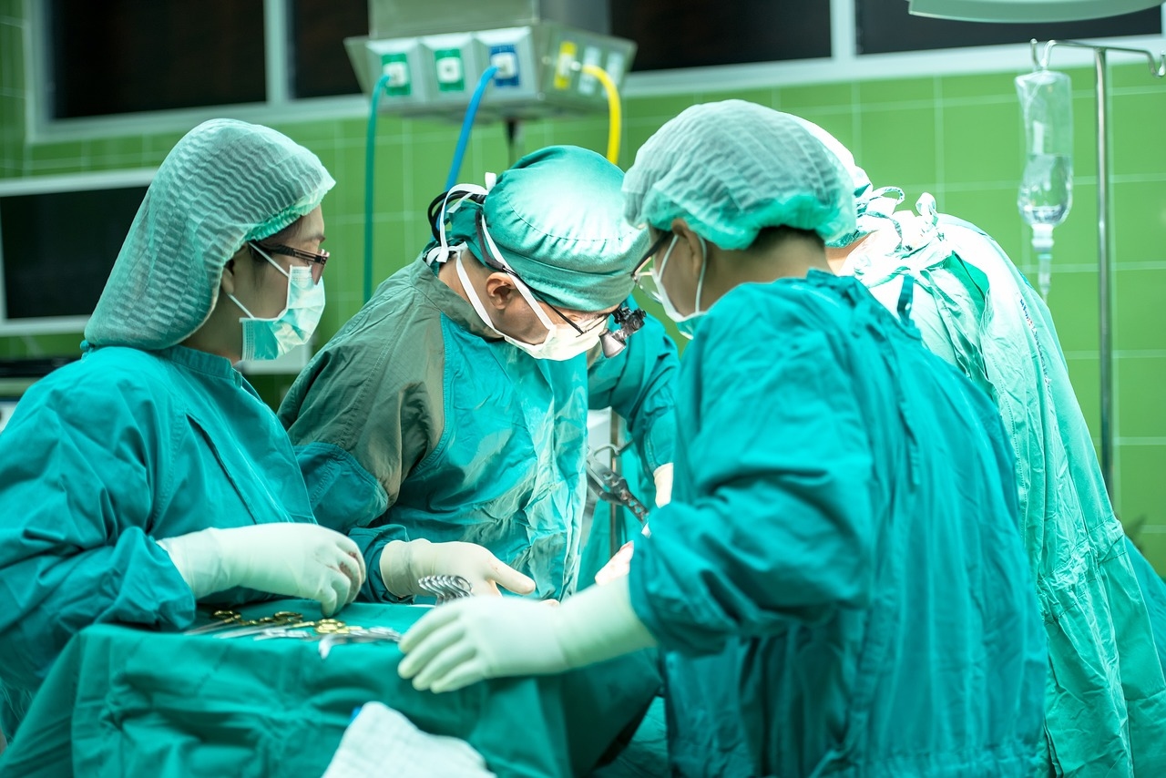 Chirurgia percutanea mini-invasiva: la Campania guida la rivoluzione degli interventi al piede