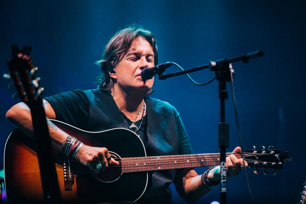 Cristiano De André im Konzert in Caserta mit „De André sings De André – Best Of Estate 2025“