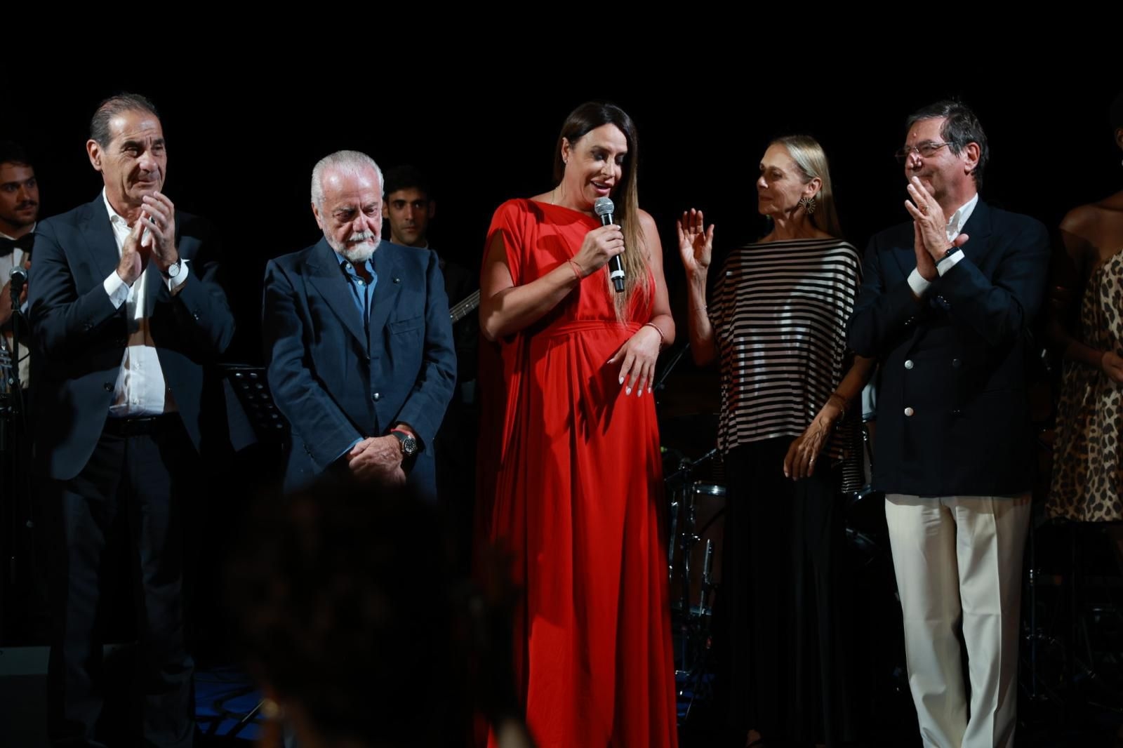 No Ischia Global Festival, De Laurentiis homenageia Gascon e lhe oferece um filme com Verdone.