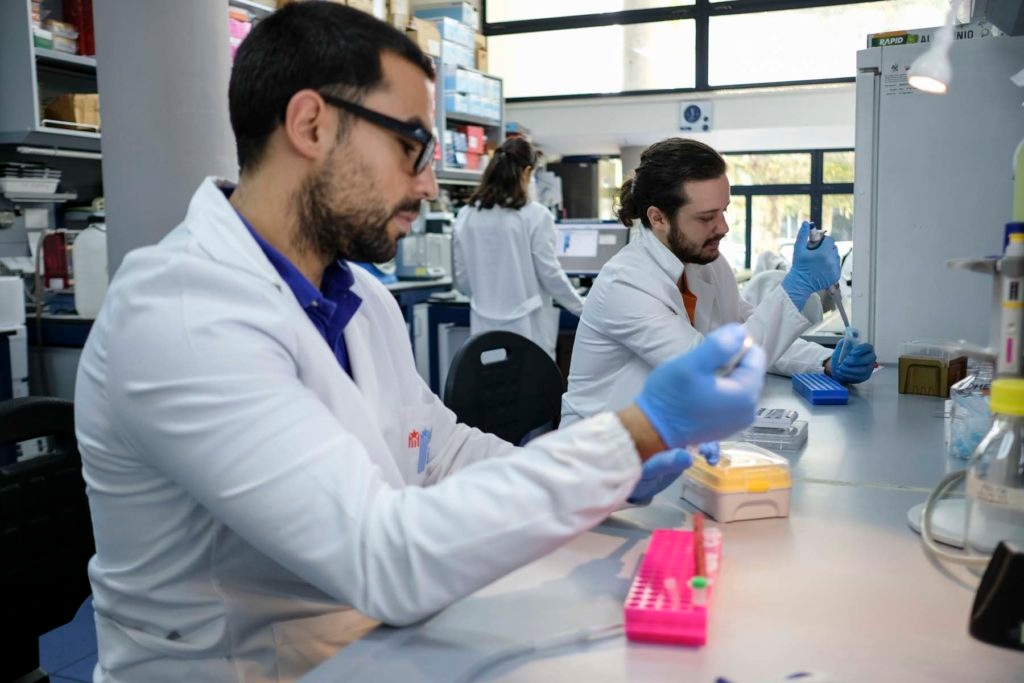 O primeiro paciente do mundo tratado com a nova terapia genética desenvolvida pela Tigem volta a ser visto