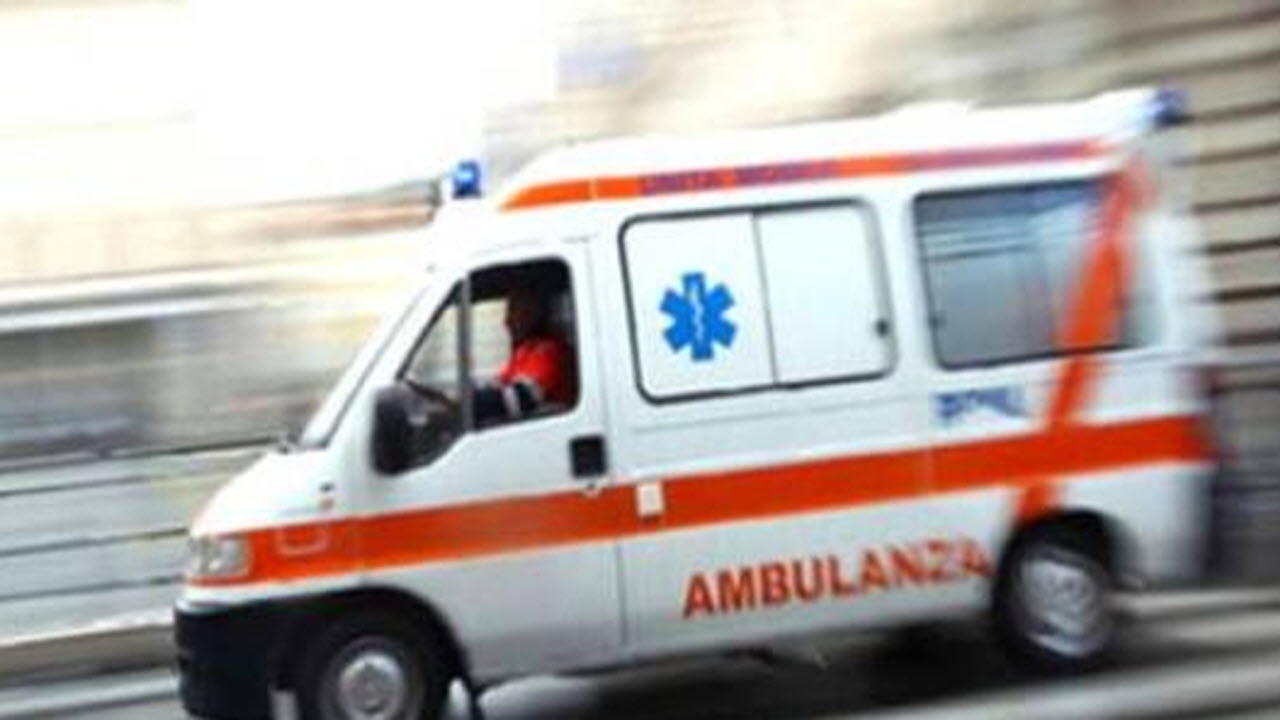 Grave accident à Barano, un jeune motard dans un état critique : un transfert vers le continent est envisagé